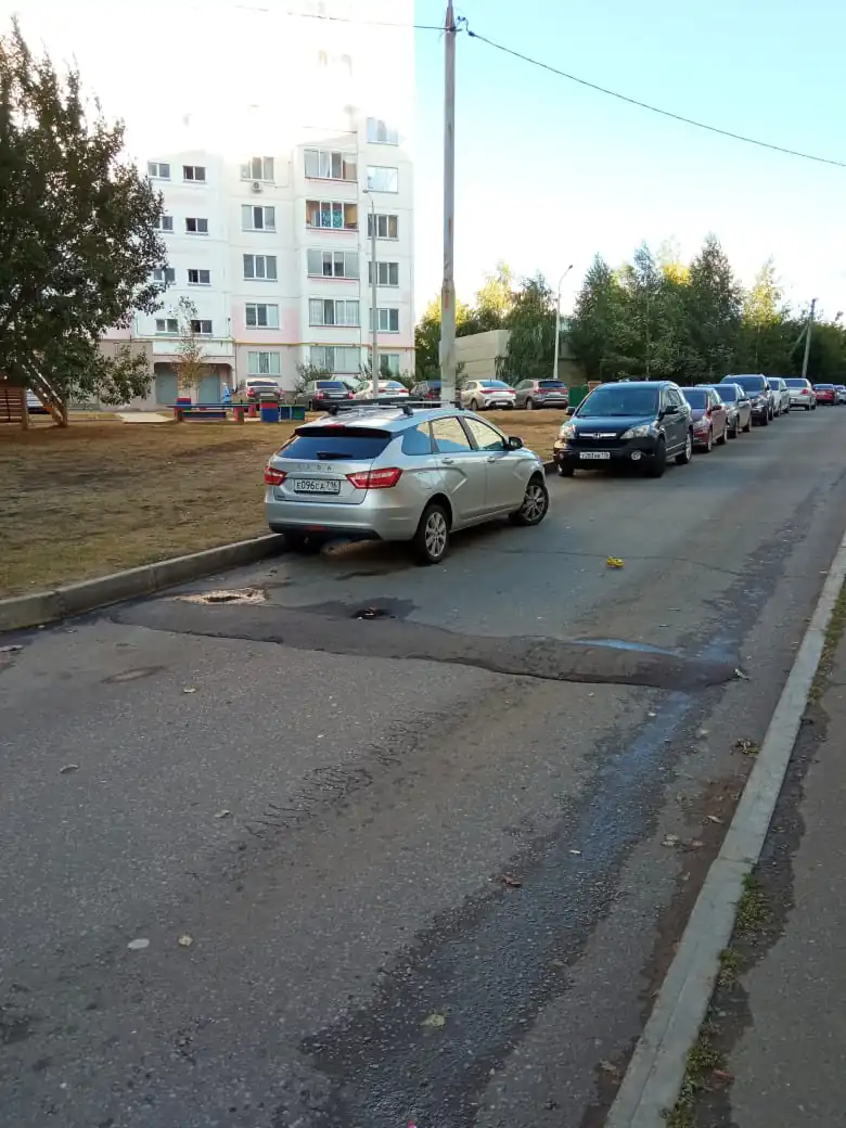 «Детские площадки расположены впритык к дороге, невозможно перейти дорогу»