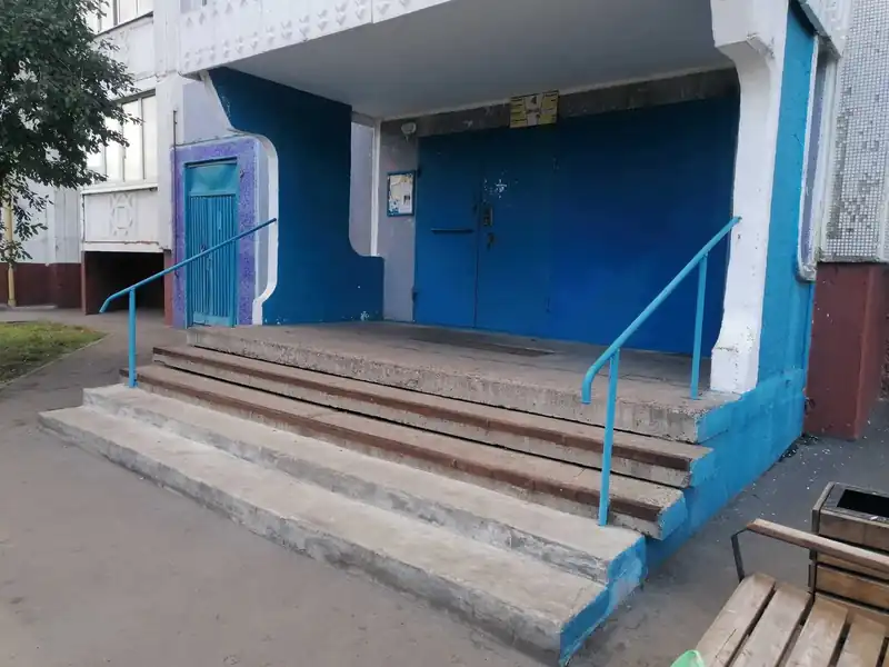 «На улицу с коляской выйти просто невозможно без чьей-то помощи»