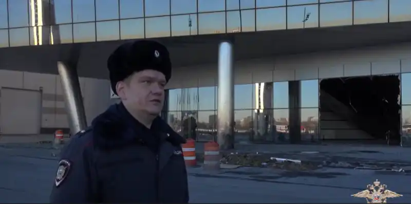 Благодаря тому, что полицейские попали в серверную, взломав дверь, удалось выйти на след террористов