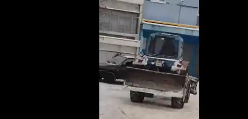 Наехал на машину из ревности