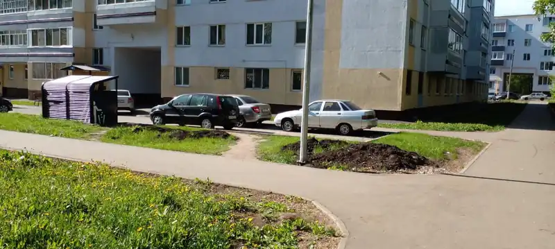Жалобы нижнекамцев: «Земляные кучи так и лежат!»