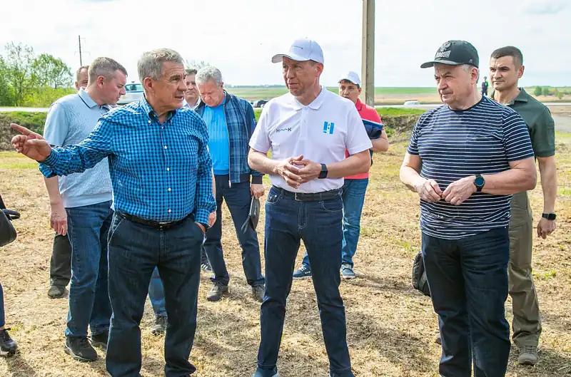 Рустам Минниханов совершил облет полей Нижнекамского района