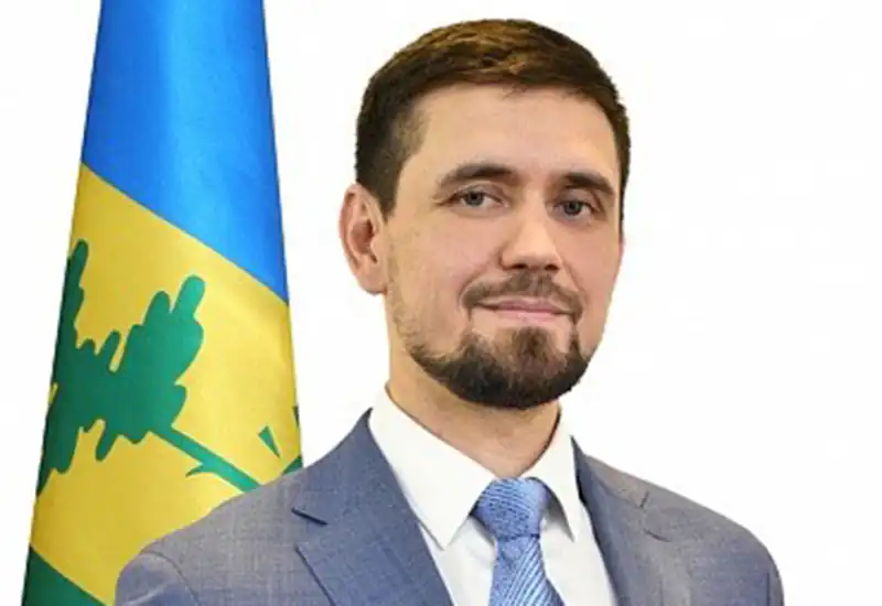 Юрист, имеет два высших образования, опытный чиновник