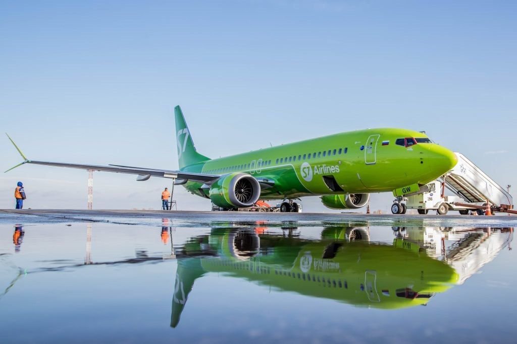 Зеленый самолет. Самолёт s7 Airlines. Самолет s7. Ливрея s7. 787-800 S7.