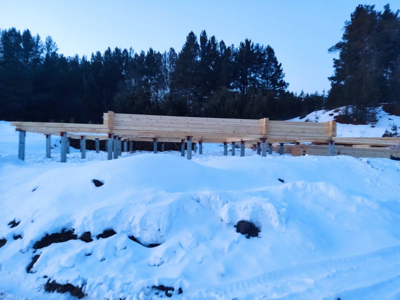 Монтаж ростверка из бруса на фундаменте из железобетонных свай — зимний этап строительства дома