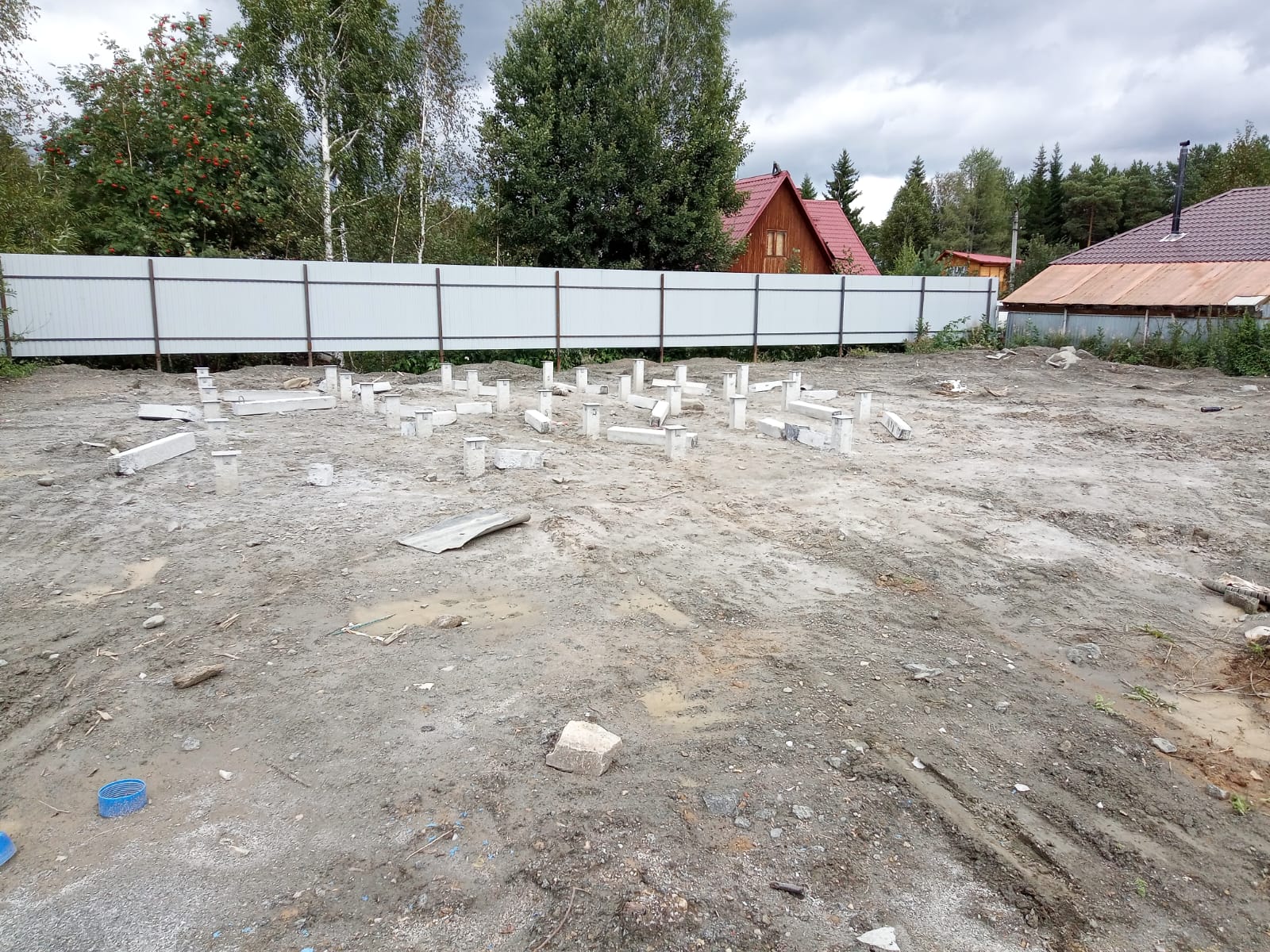 Фундамент под дом в Екатеринбурге: общий план стройплощадки с размещенными сваями