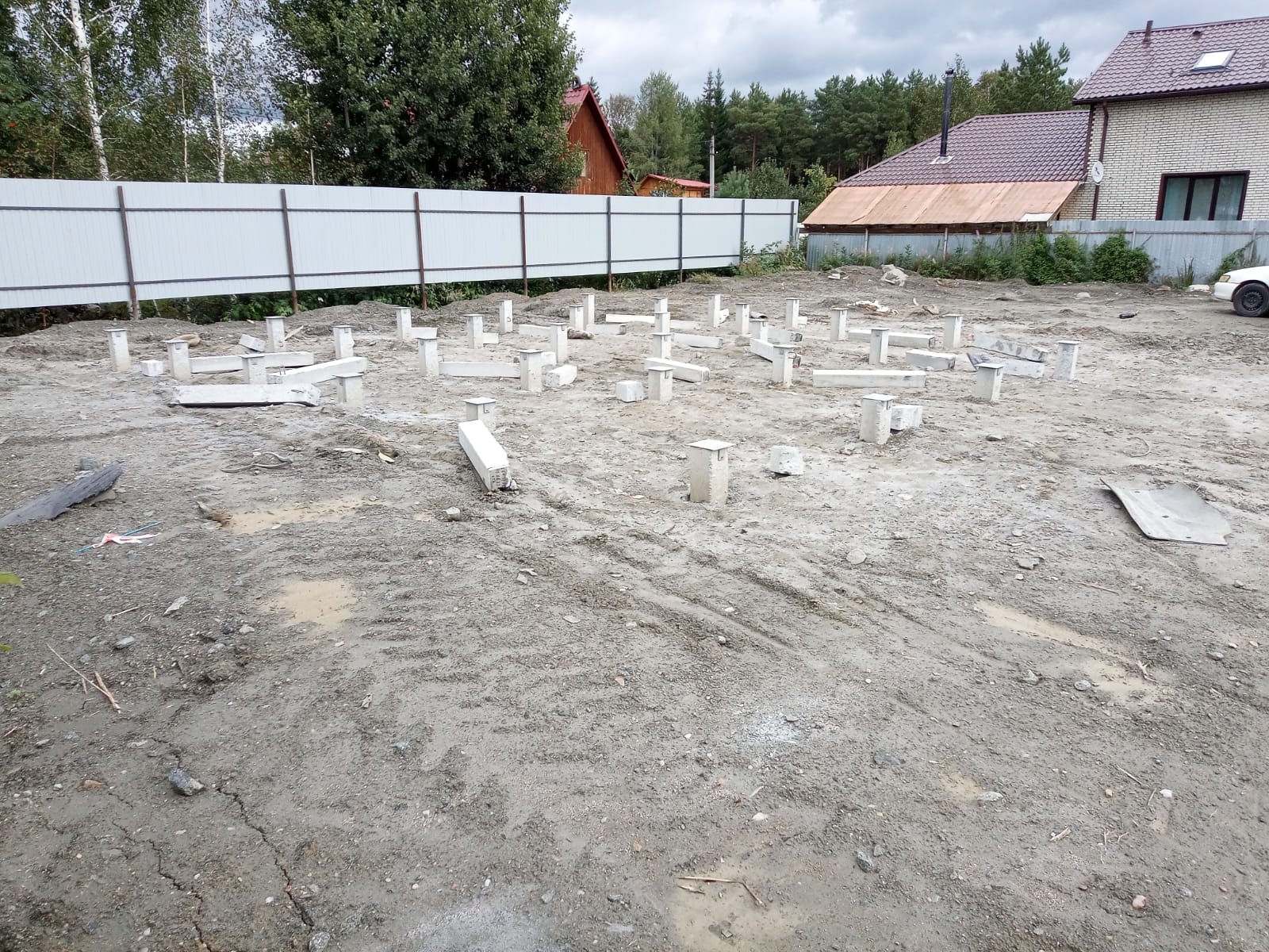 Фундамент под дом в Екатеринбурге: вид на свайное поле с установленными опорами