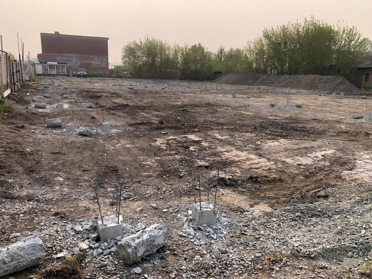 Фундамент на железобетонных сваях: разметка и обрезка оголовков, планировка грунта перед монтажом ростверка