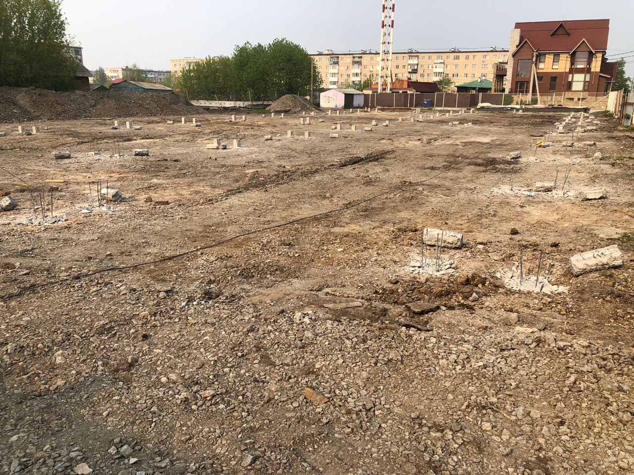 Свайное поле под здание: оголовки ЖБ свай по сетке, выравнивание площадки, подготовка к устройству ростверка