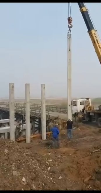 Подача железобетонной сваи автокраном к месту забивки