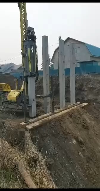 Процесс монтажа сваи на крутом берегу