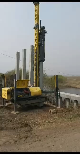 Процесс монтажа сваи на крутом берегу, другой ракурс