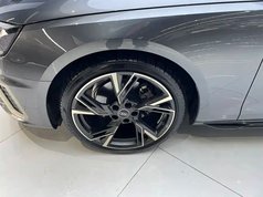 奥迪A4L 2024款 40 TFSI quattro RS套件燃速型