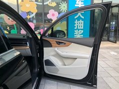 奥迪Q7 2025款 55 TFSI quattro S line尊贵型