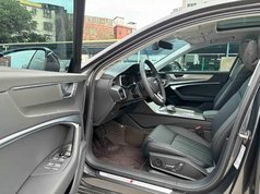 奥迪A6L 2025款 45 TFSI 臻选动感型