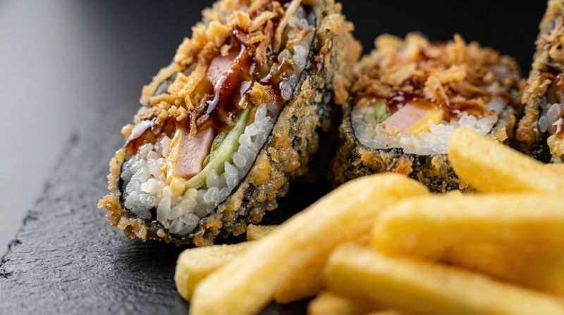 Хрустящий жареный суши-сэндвич в темпуре с картофелем фри — стритфуд и доставка суши RollOks Пенза