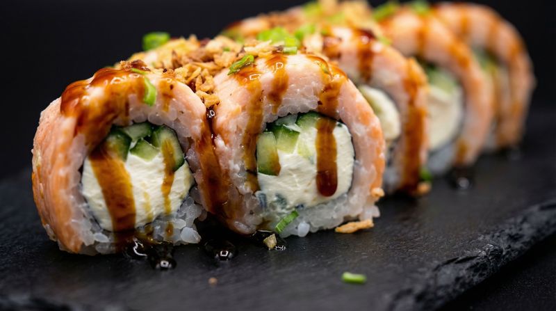 Фирменный ролл с лососем, сливочным сыром, соусом унаги и хрустящим луком — быстрая доставка роллов Пенза