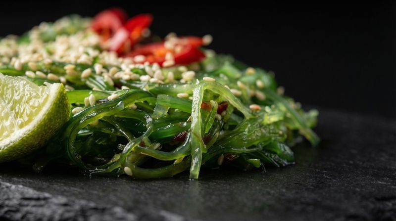 Свежий салат Чука с кунжутом и долькой лайма — меню доставки японской кухни в г. Пенза