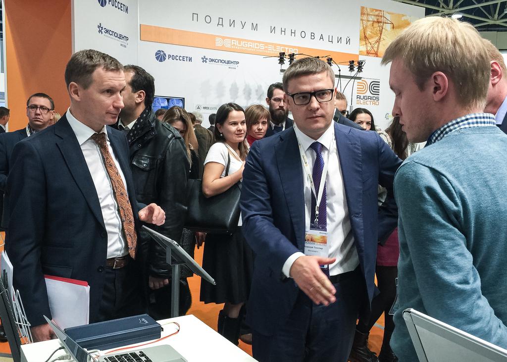 First Deputy General Director for technical policy of RUGRIDS JSC Roman Berdnikov, First Deputy Minister of energy of the Russian Federation
Aleksey Teksler and Executive Director of TEKVEL Ltd. Alexey Anoshin at the booth of TEKVEL