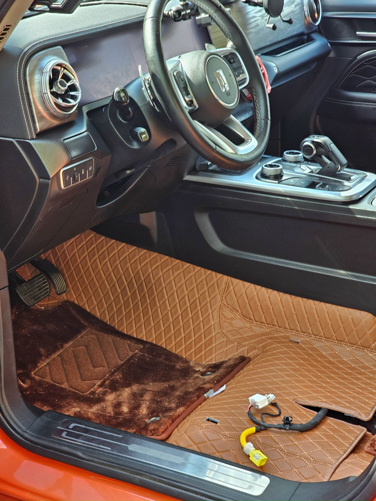 Tank 300 Комплект 3D ковров Susif 365 Car Blanket Armour из экокожи и 4 ворсовых ковриков коричневый