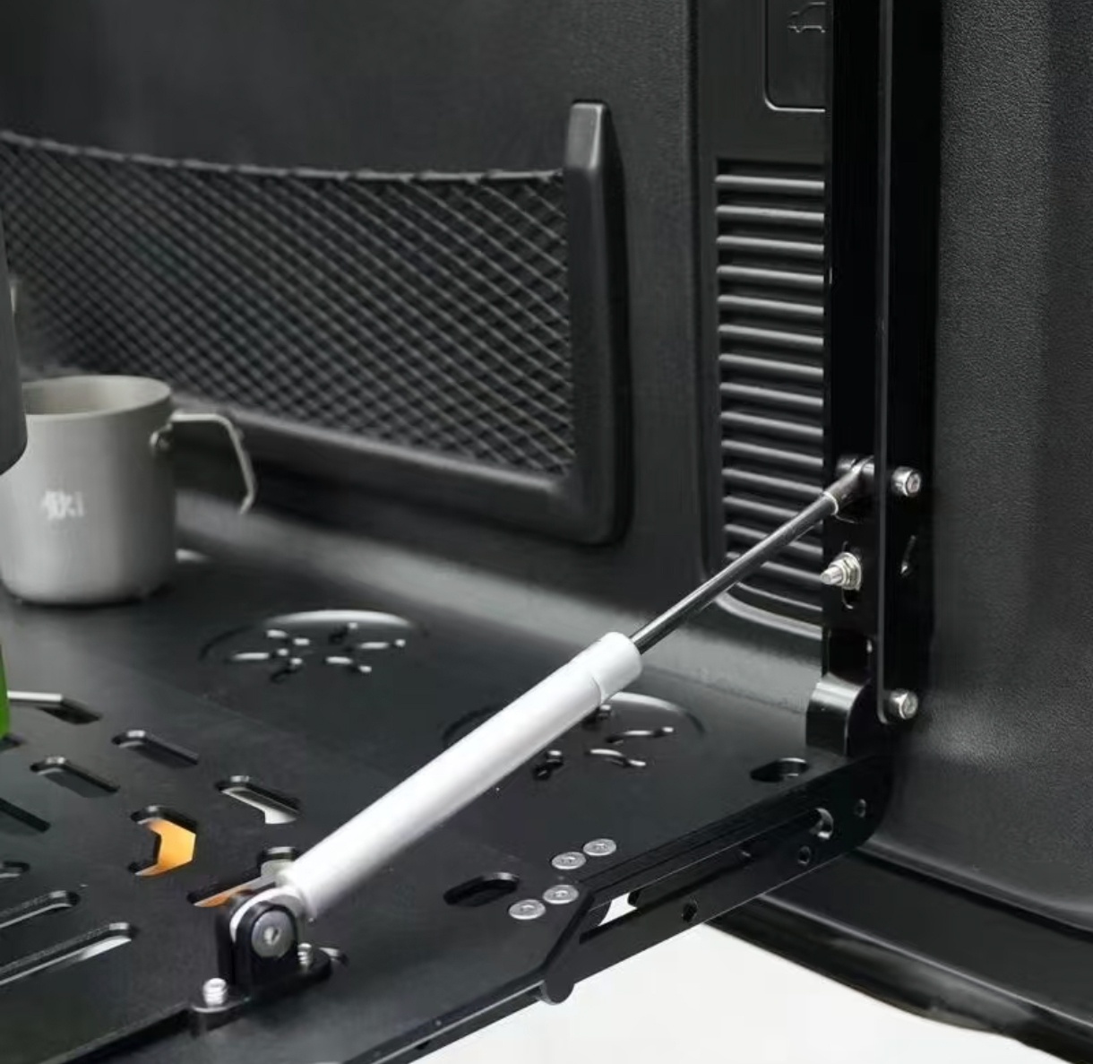 Tank 300 Откидной столик Oking на заднюю дверцу 4