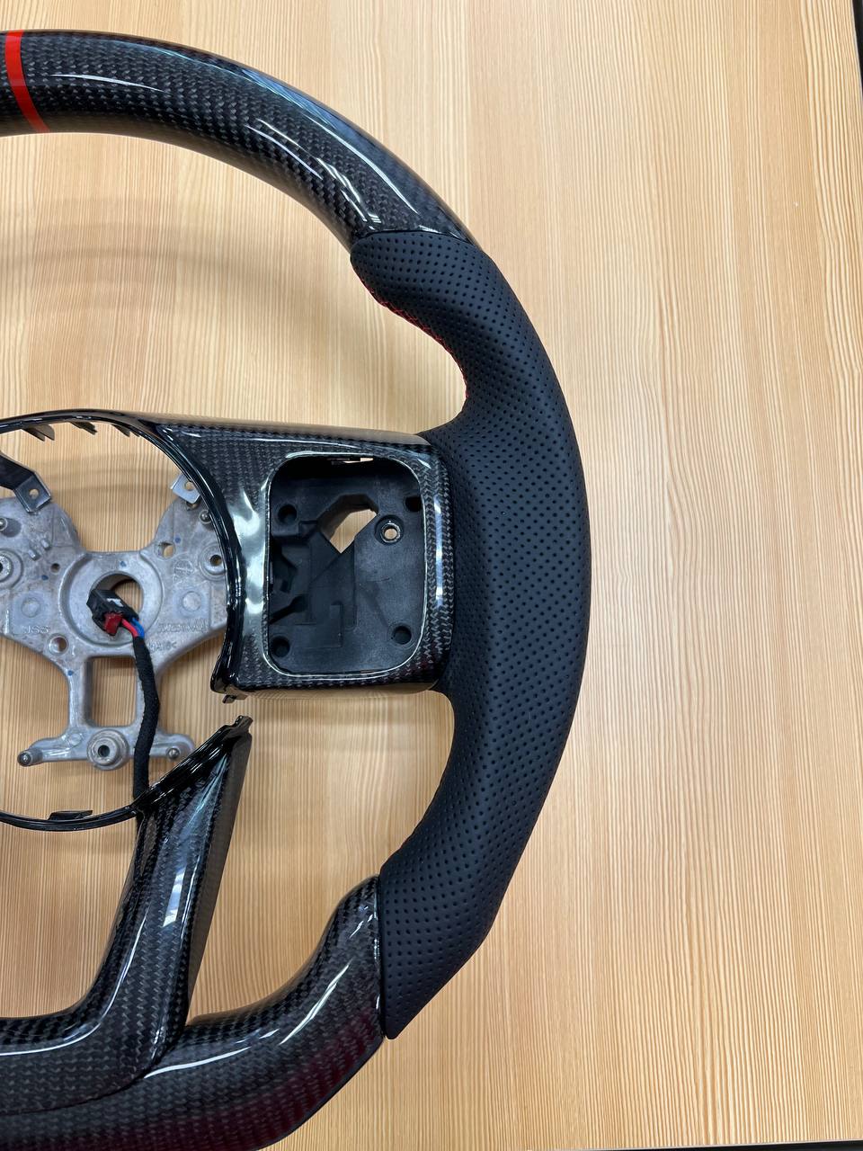 Tank 300 Руль карбоновый с функцией подогрева черный с красной отделкой 7