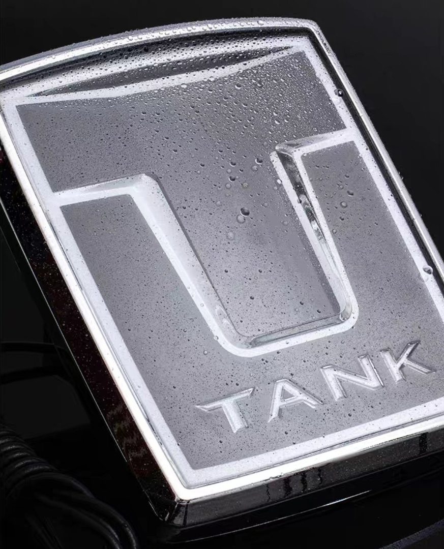 Tank 300 Светящийся логотип в штатную решётку радиатора 4