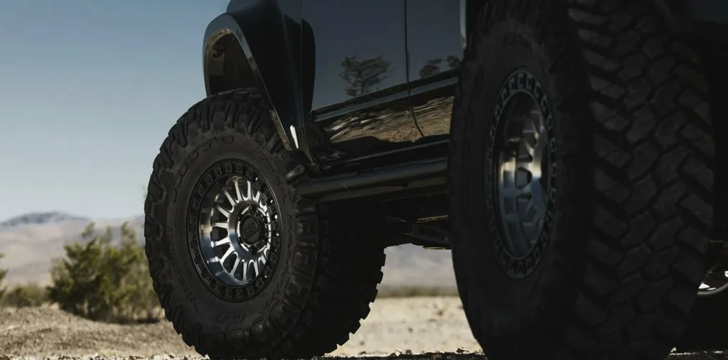 Колёсный диск KMC KM 552 IMS 18x9j" 6×139.7 серебристый с черным ободом 5