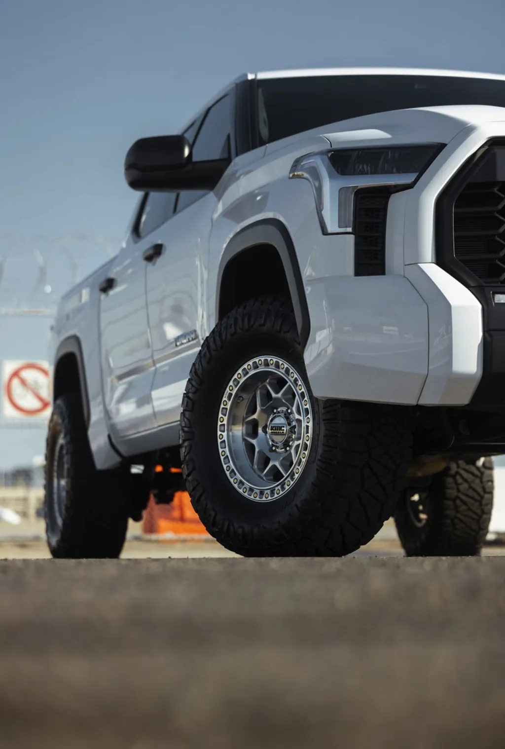 Колёсный диск KMC Trax KM 553 8.5×R17 6×139.7 серебро 2