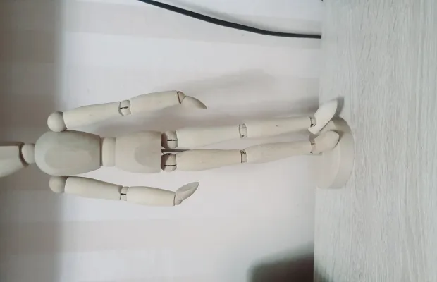 Деревянная фигурка человека