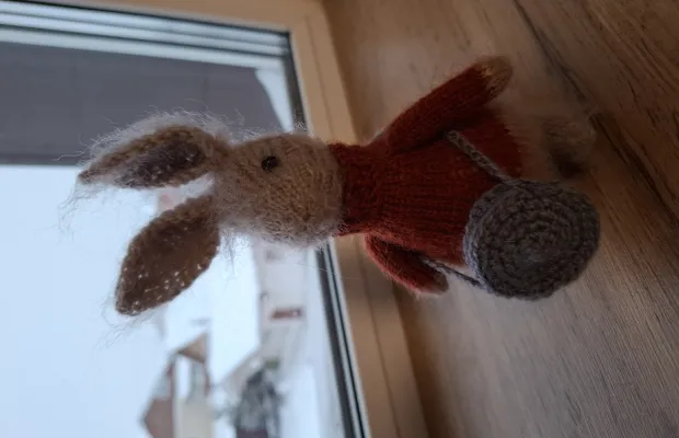 Зайчик вязаный