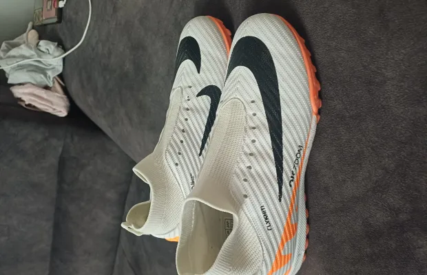 Кроссовки футбольные