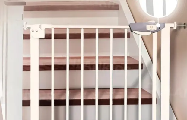 Защитный барьер калитка для проемов и лестниц