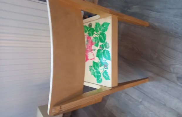 Стул с узорами цветов