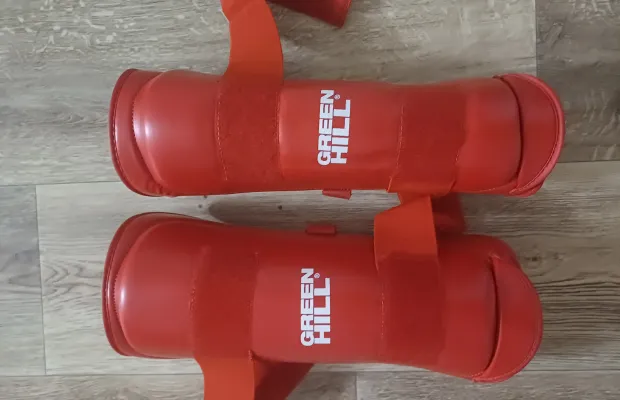 Защита голени Грин Хил красный цвет