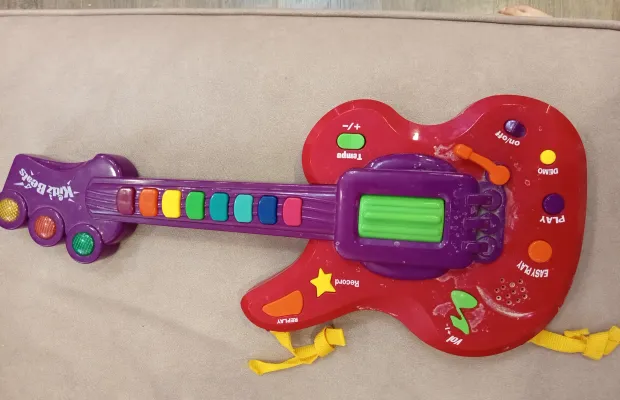 Игрушечная гитара для детей