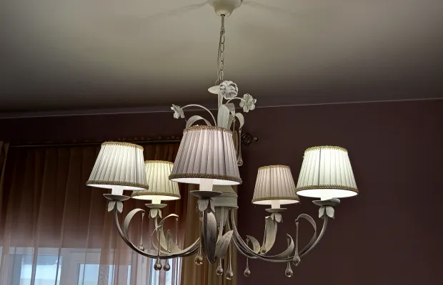 Люстра белая