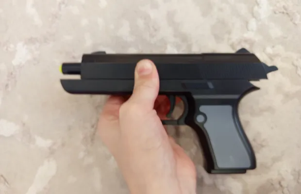 Игрушечный пистолет с резиновыми пулями