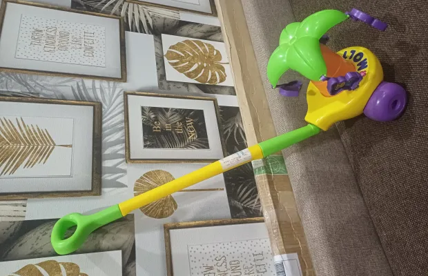 Игрушка ручная на колесах