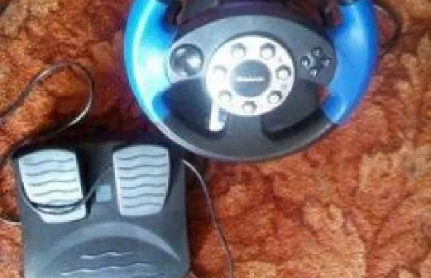 Игровой руль с педалями