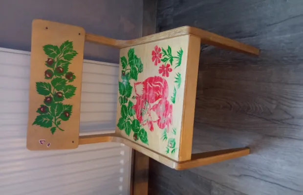 Стул с узорами цветов