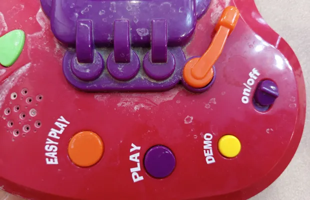 Игрушечная гитара для детей