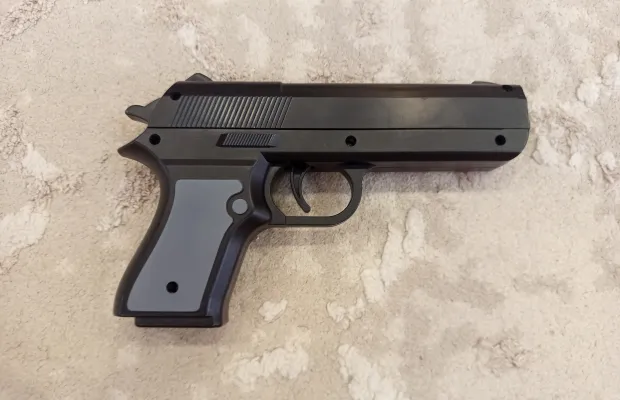 Игрушечный пистолет с резиновыми пулями