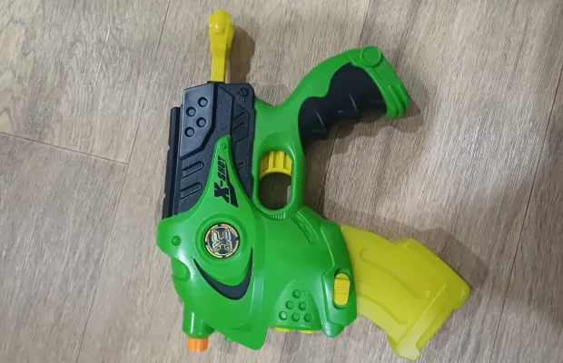 Пистолет игрушечный с резиновыми пулями