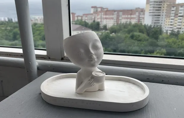 Фигурка девушки