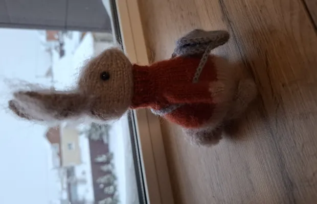 Зайчик вязаный