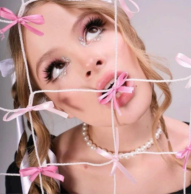 Логотип Телеграм канала your_daily_look. Бесплатная аналитика Telegram каналов