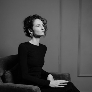 Логотип Телеграм канала fashion_deciphered. Бесплатная аналитика Telegram каналов