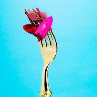 Логотип Телеграм канала Помада на завтрак. Бесплатная аналитика Telegram каналов