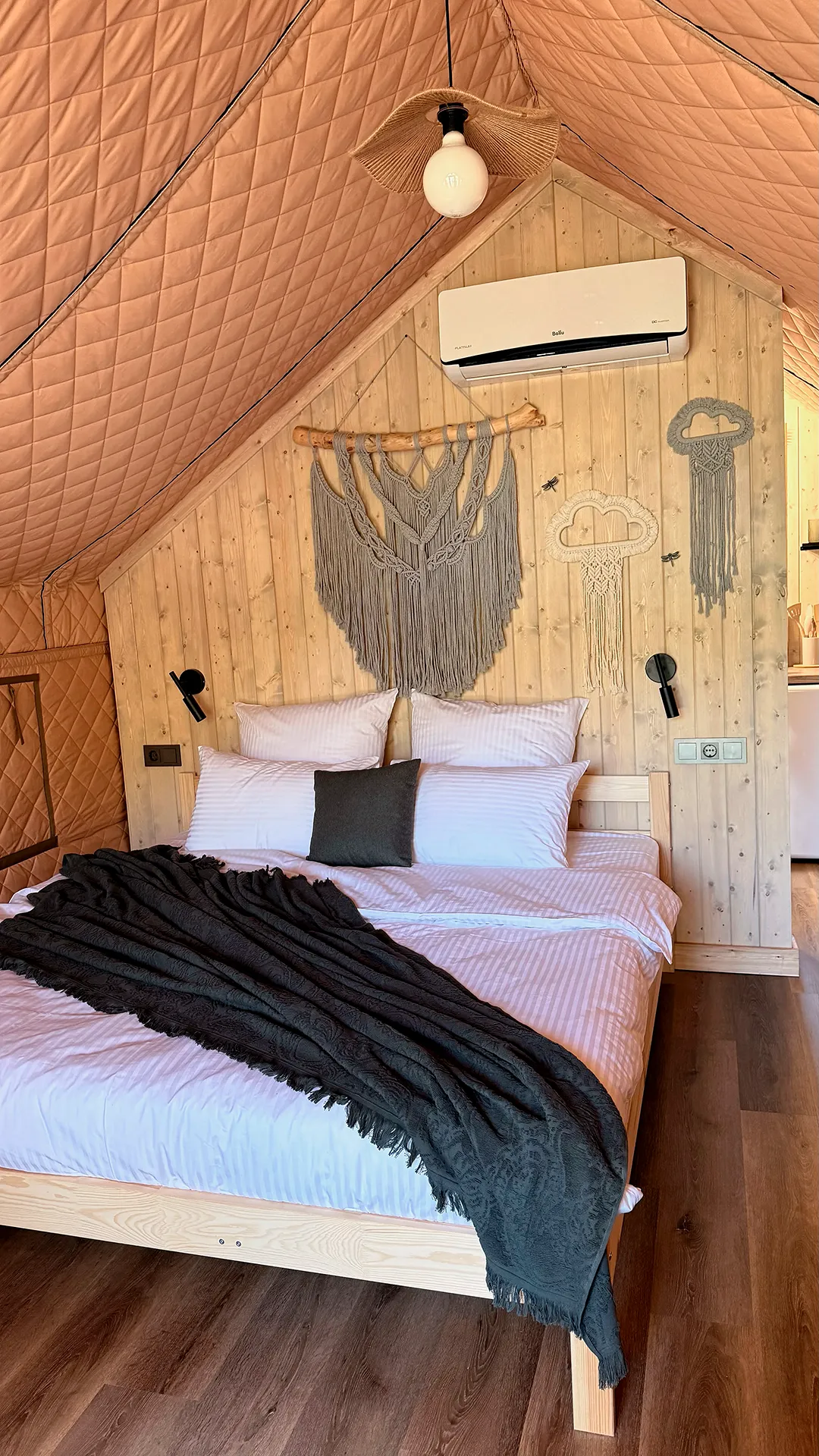 Кровать King Size в лодже ЛЕС
